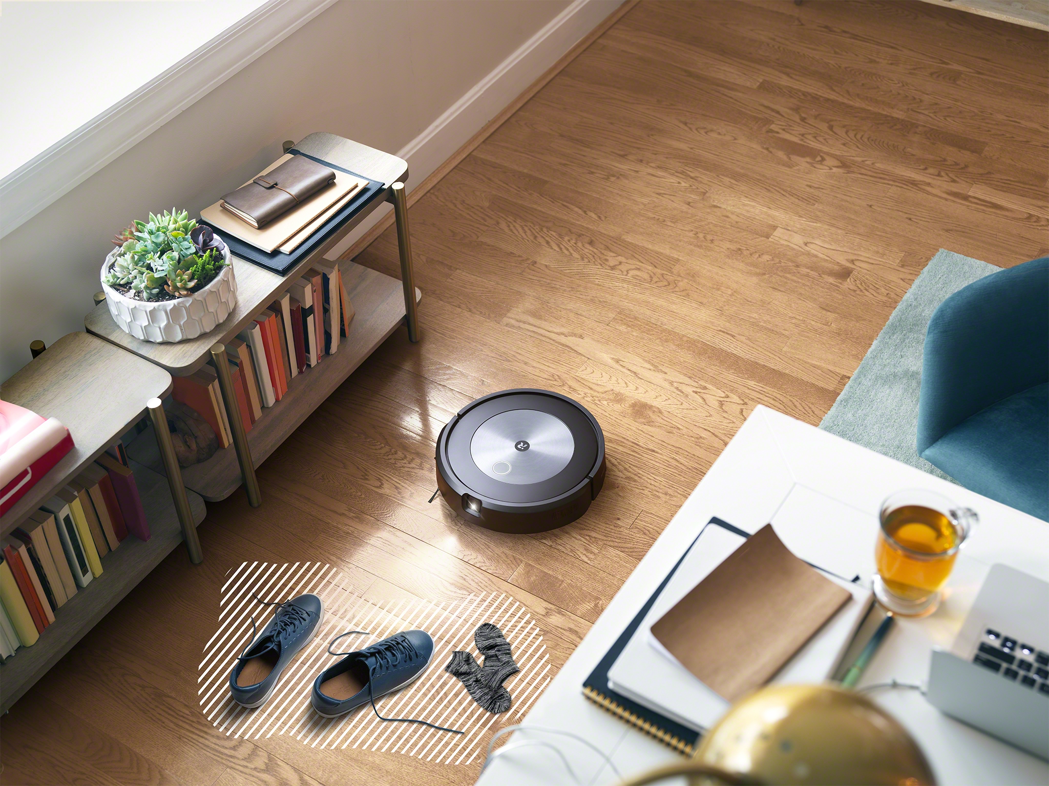  iRobot® Roomba® j7 - Robot aspirador conectado Wi-Fi®  Identifica y evita obstáculos, funciona con Alexa, ideal para alfombras +  piezas de repuesto auténticas, bolsas de eliminación de suciedad  automáticas de base